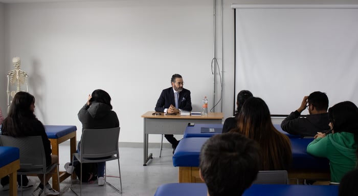 Visita del Lic. González Rivas, Notario Público 36, en la UCQ.