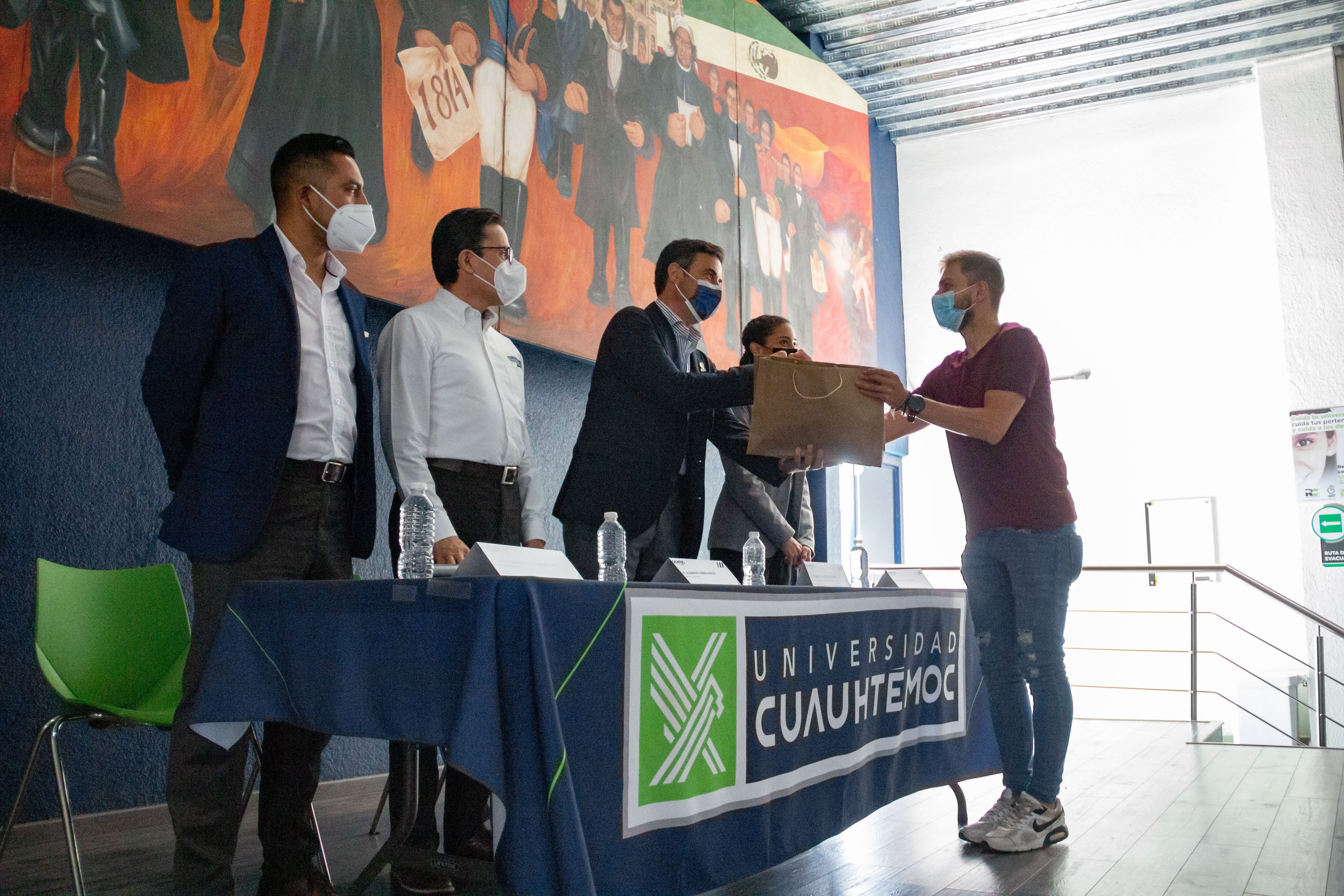 Entrega de uniformes a deportistas 