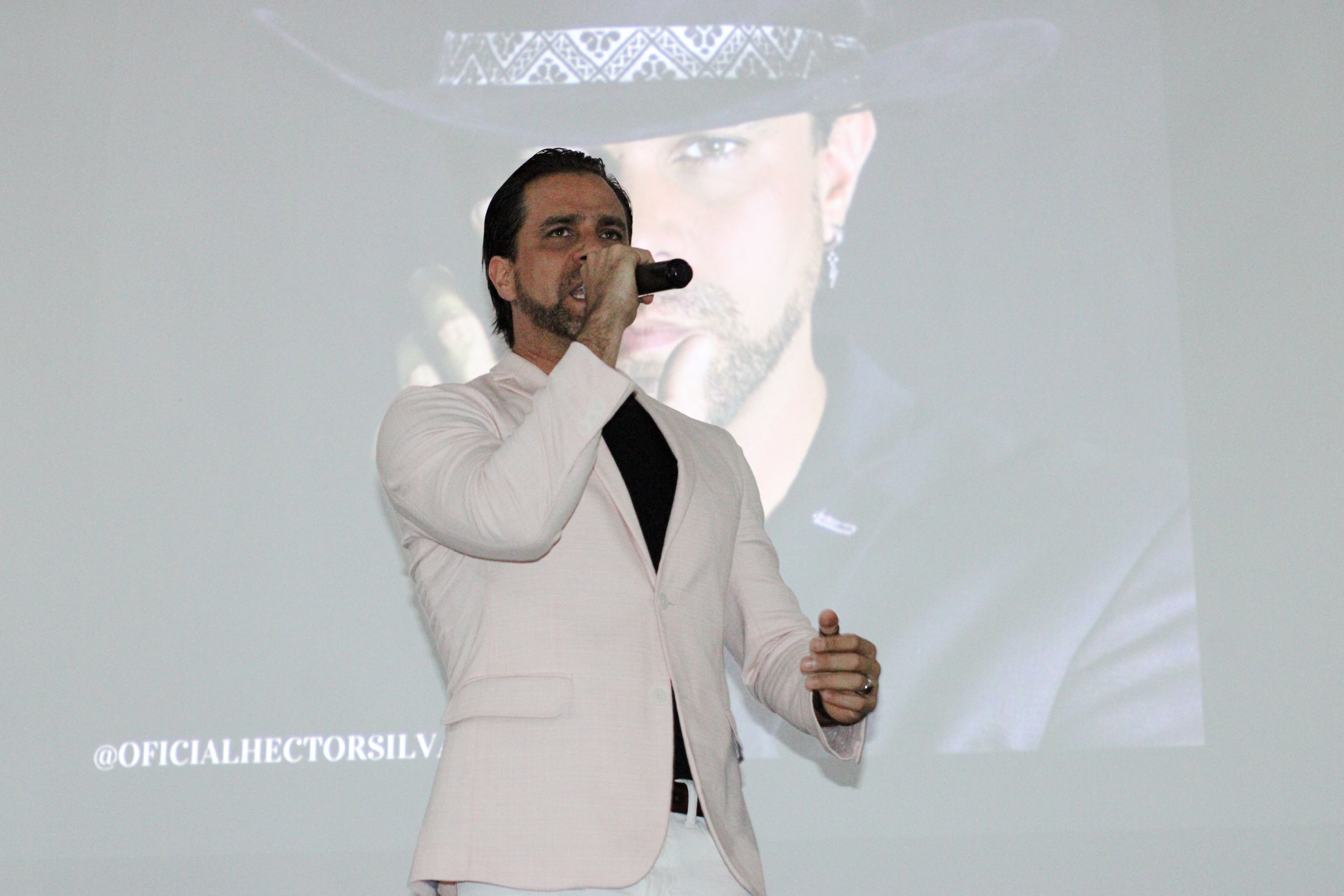 Héctor Silva cantante